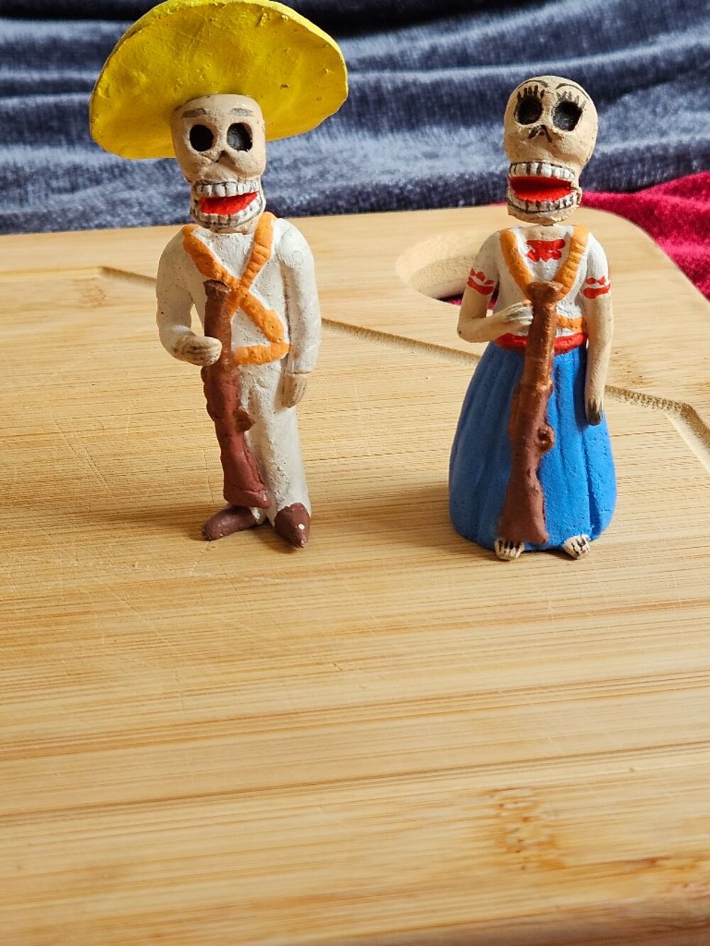 VINTAGE OAXACAN VIVA LA RAZA MUERTOS COUPLE WITH WEAPONS CLAY ND WIRE SCULPTURE - Picture 6 of 6